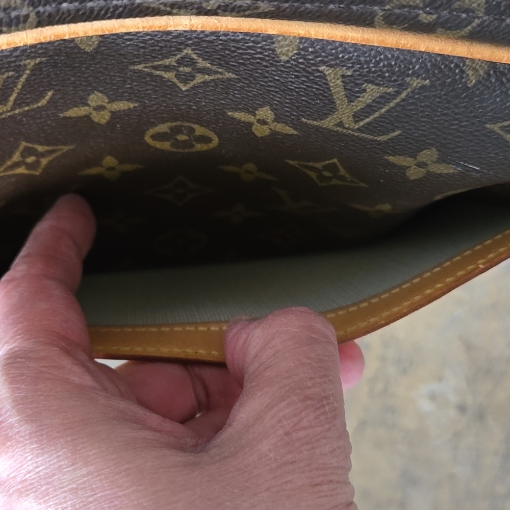 LOUIS VUITTON MONOGRAM  Messenger Bag - Picture 8 of 17